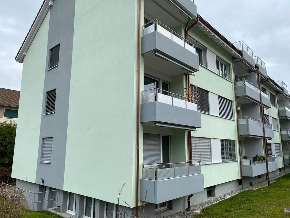 Sanierte Fassade eines Mehrfamilienhauses mit 42 Wohnungen in Ostermundigen