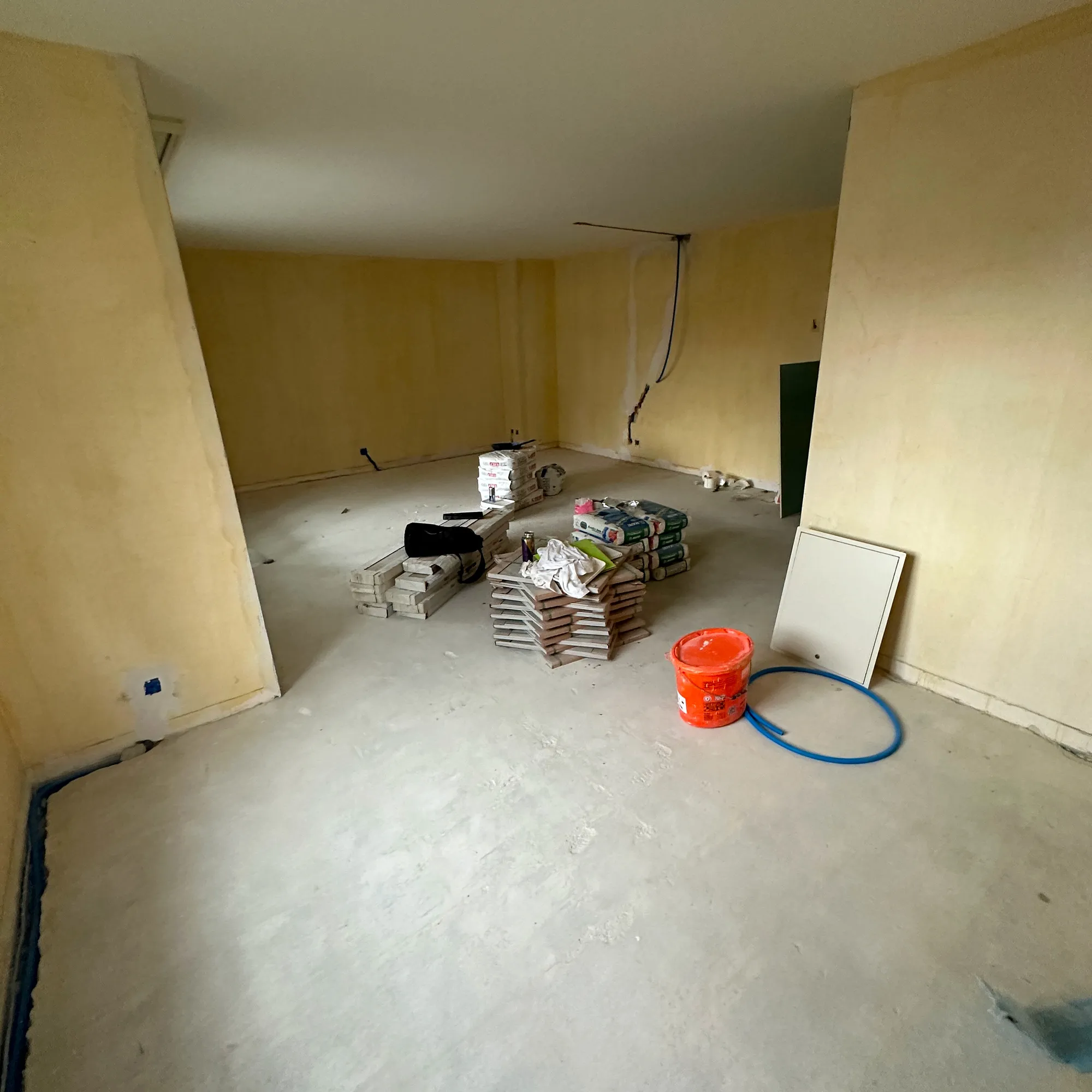 Ausgeräumter Raum mit Baumaterial während der Sanierungsarbeiten.