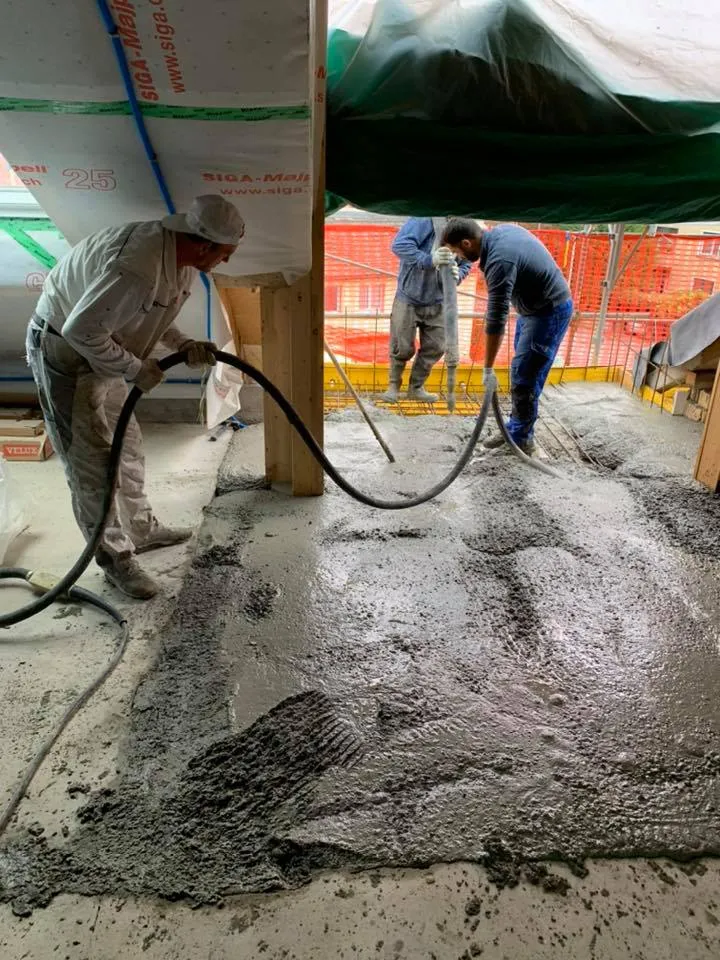 Bodenarbeiten mit dem Pumpschlauch unter dem Schutzdach.