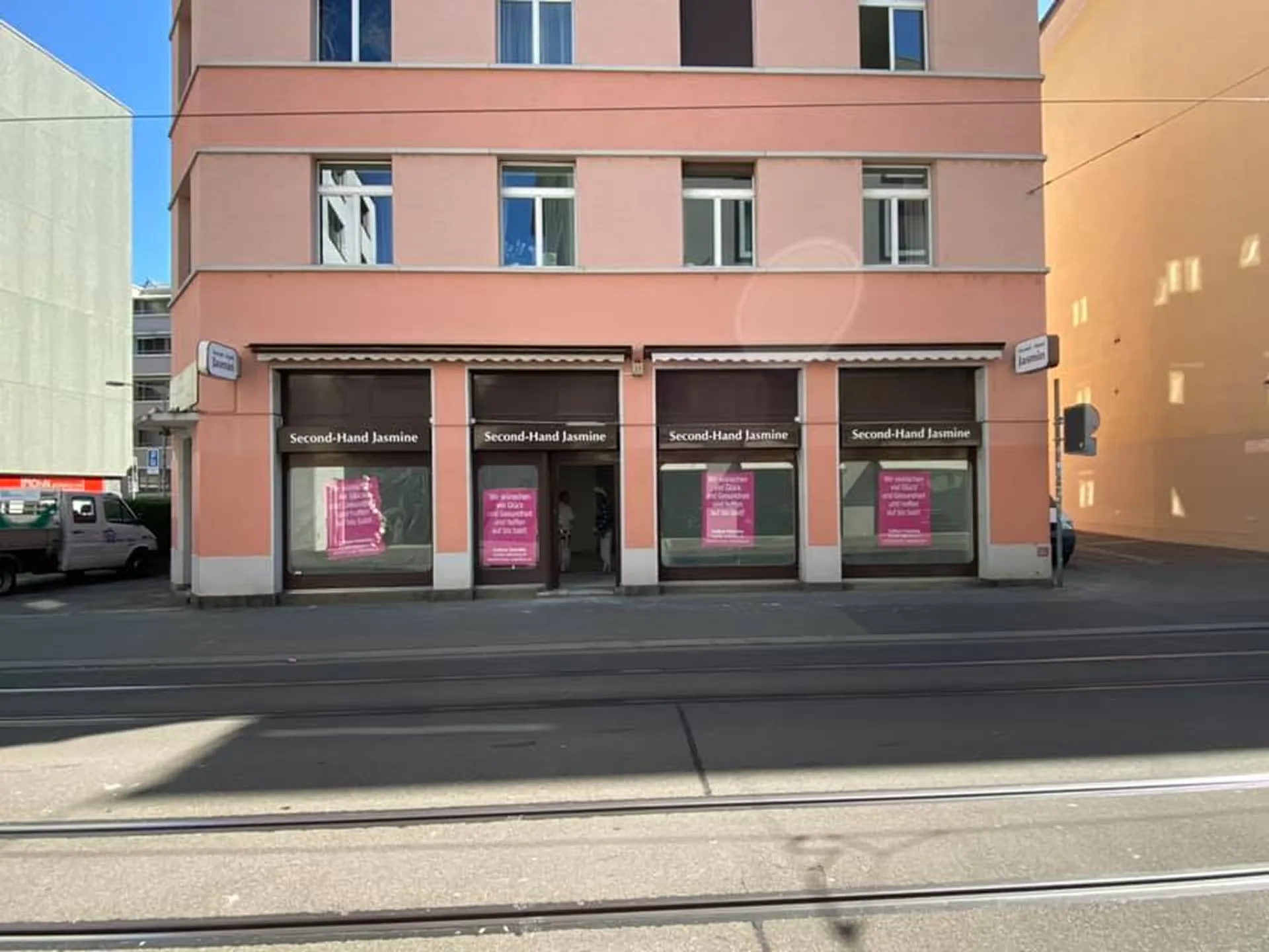 Strassenansicht des Geschäftslokals im Erdgeschoss vor dem Umbau.