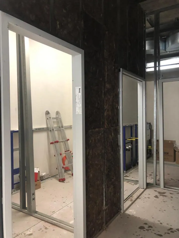 Metallständerwände für die neuen Sanitärräume im Rohbau.