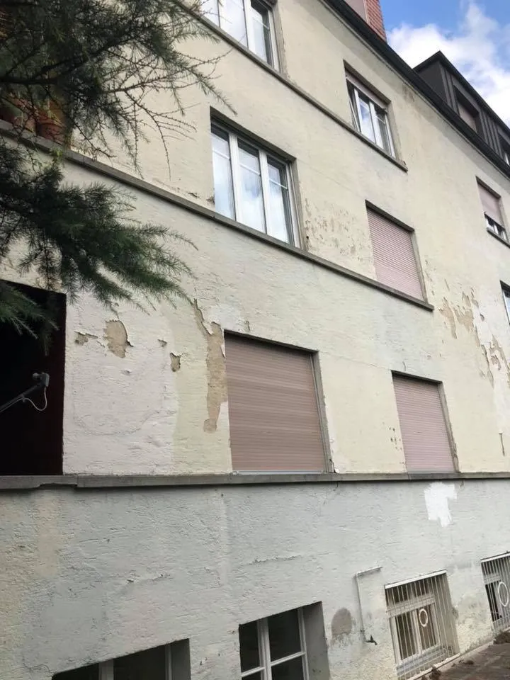 Beschädigter Aussenputz mit Abplatzungen vor der Fassadensanierung.
