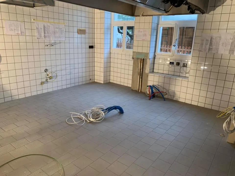 Neu geplattete Küche vor der Montage der Gastronomiegeräte.