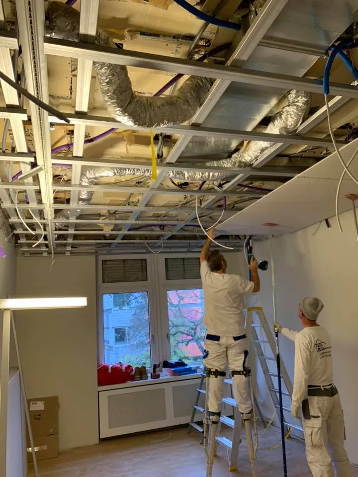 Montage der Unterkonstruktion für die neue abgehängte Decke im Büro.