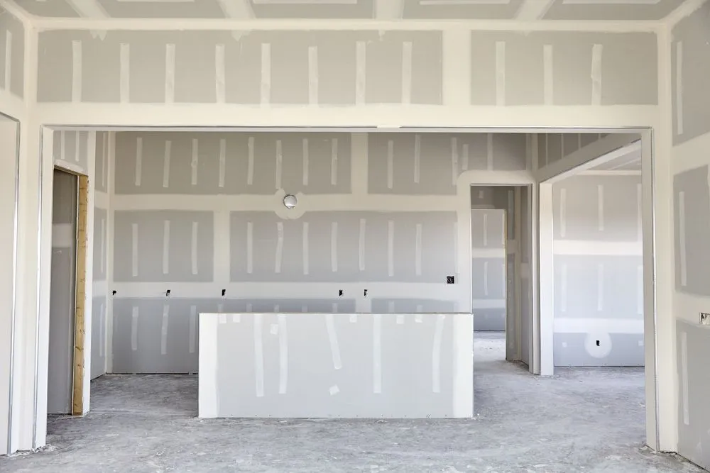 Gespachtelte Leichtbauwände und Durchgänge im Innenausbau.