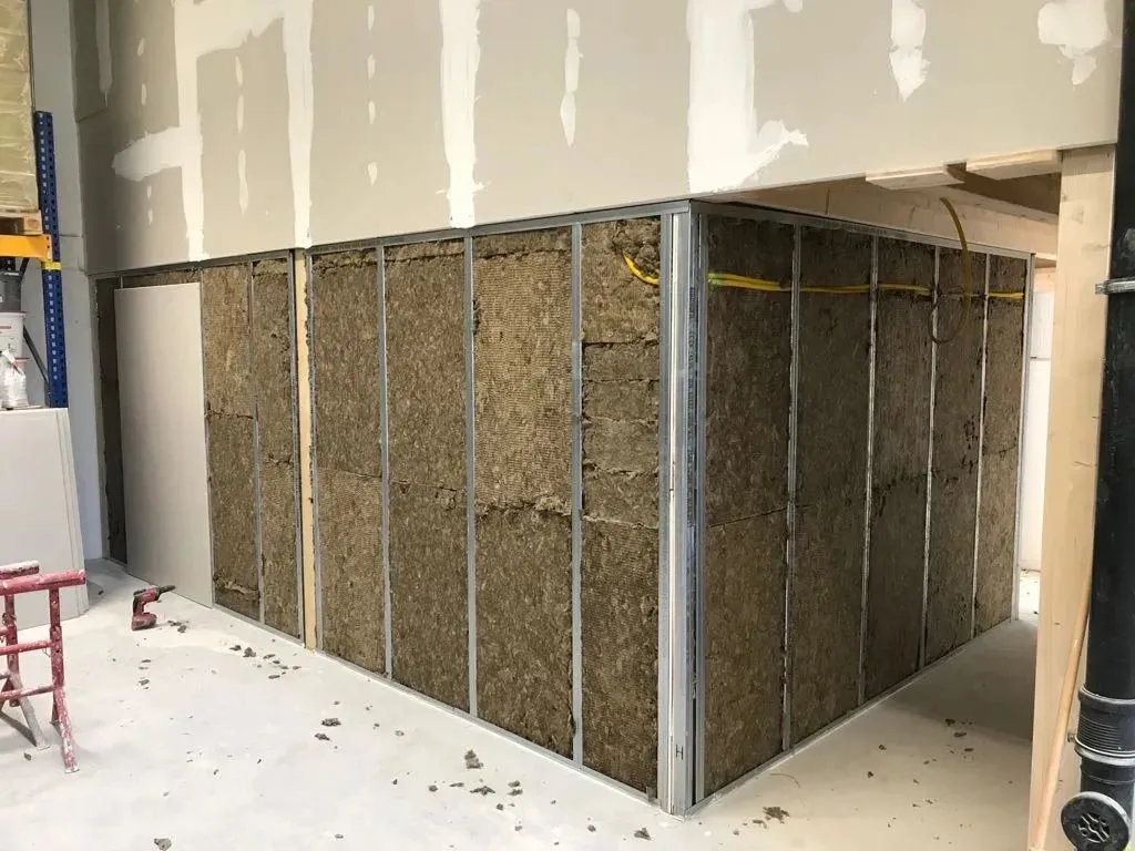 Ständerwand mit eingelegter Dämmung vor dem Beplanken.