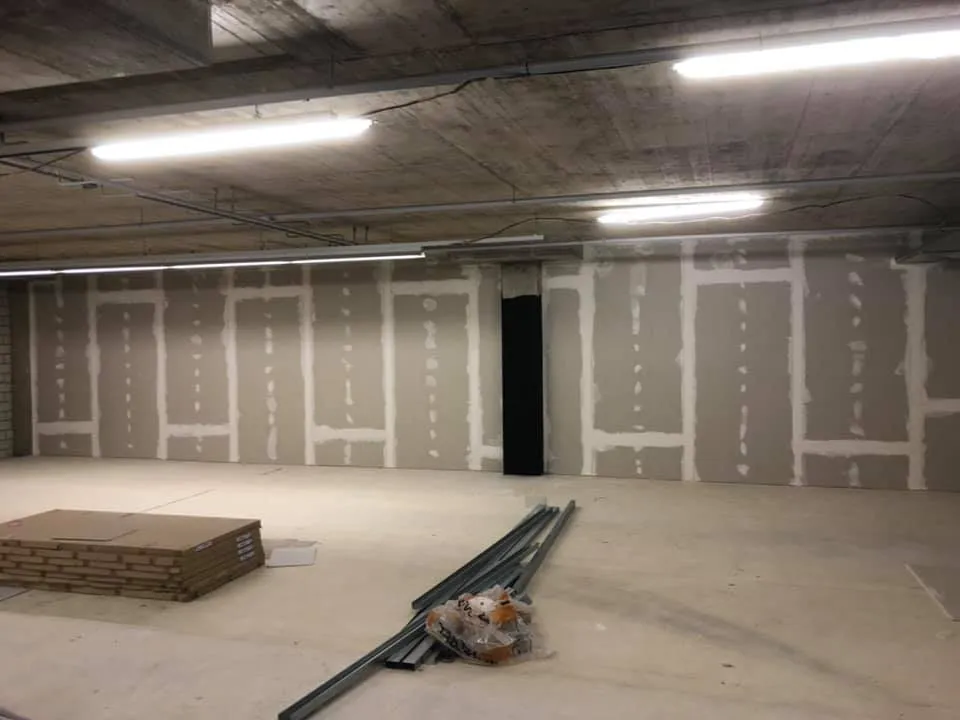 Grossraum mit fertig beplankten und gespachtelten Leichtbauwänden.