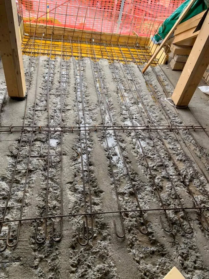 Verlegte Bewehrung auf der Betonfläche vor dem nächsten Betonierschritt.