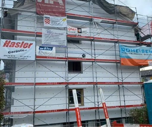 Eingerüstete Fassade mit angebrachter Wärmedämmung vor dem Verputzen.