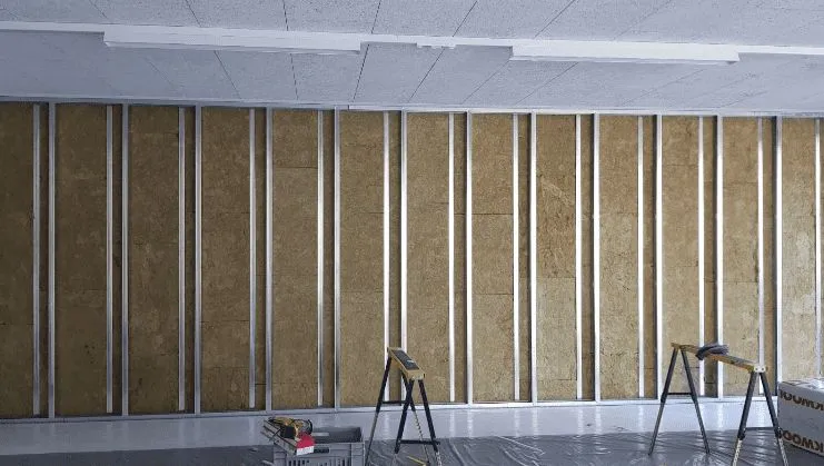 Gedämmte Ständerwand über die ganze Raumbreite vor dem Schliessen.