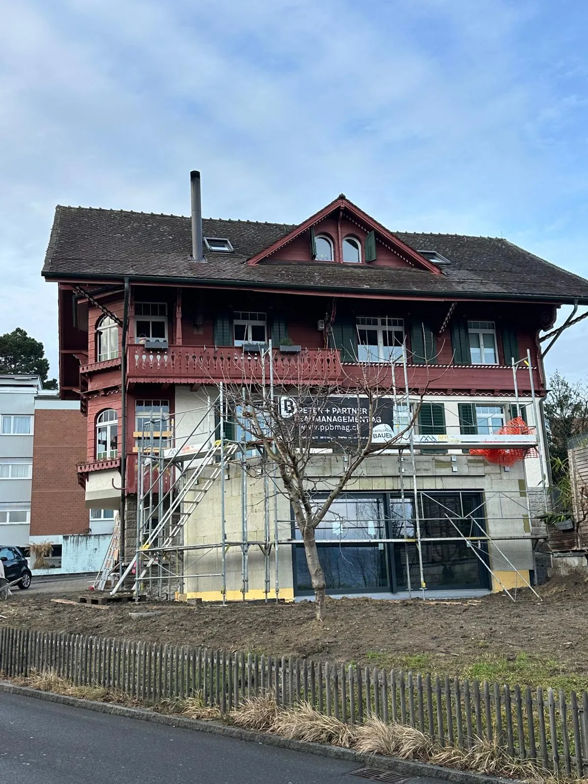 Eingerüstete Fassade des neuen Anbaus während der Aussenarbeiten.