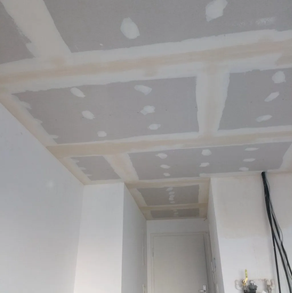 Neue Gipsdecke mit gespachtelten Fugen und Schraubstellen.