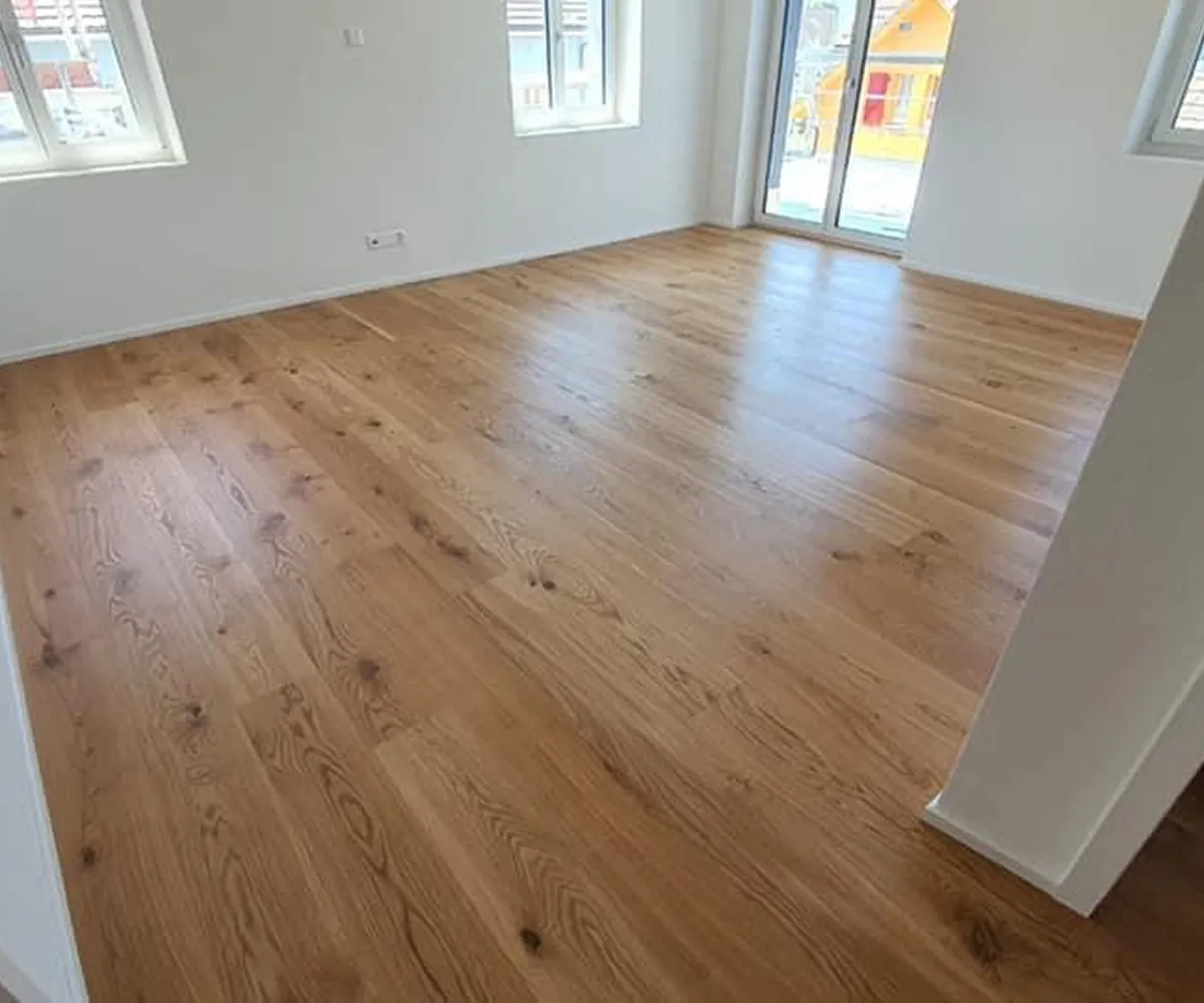 Heller Raum mit neu verlegtem Eichenparkett in Landhausdielen.