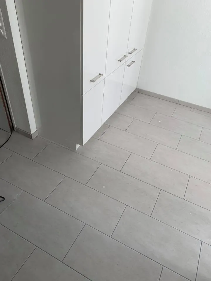 Grossformatige Bodenplatten und neue Einbauschränke im Eingangsbereich.