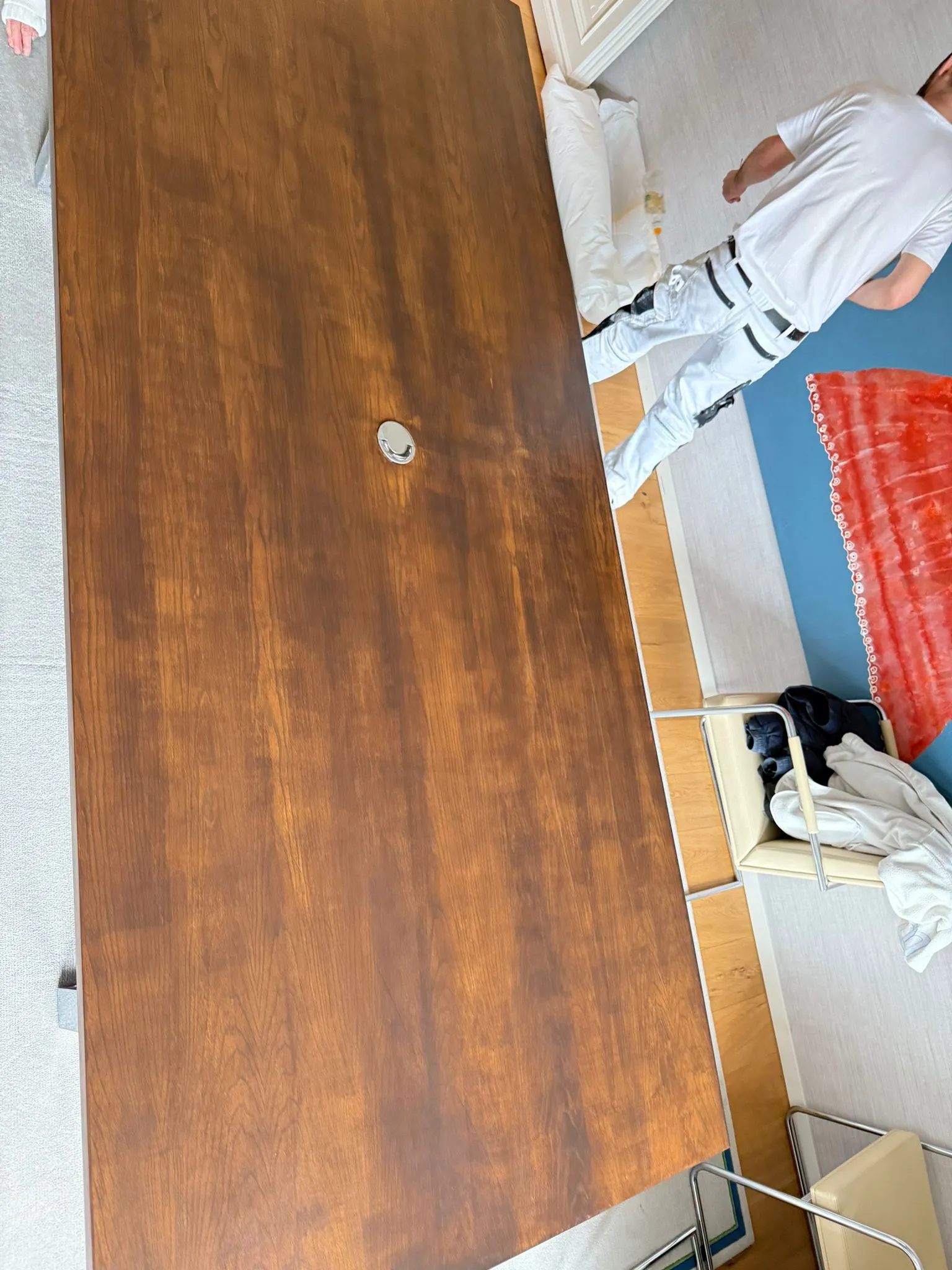 Frisch lasierte Tischplatte in dunklem Holzton nach der Aufarbeitung.