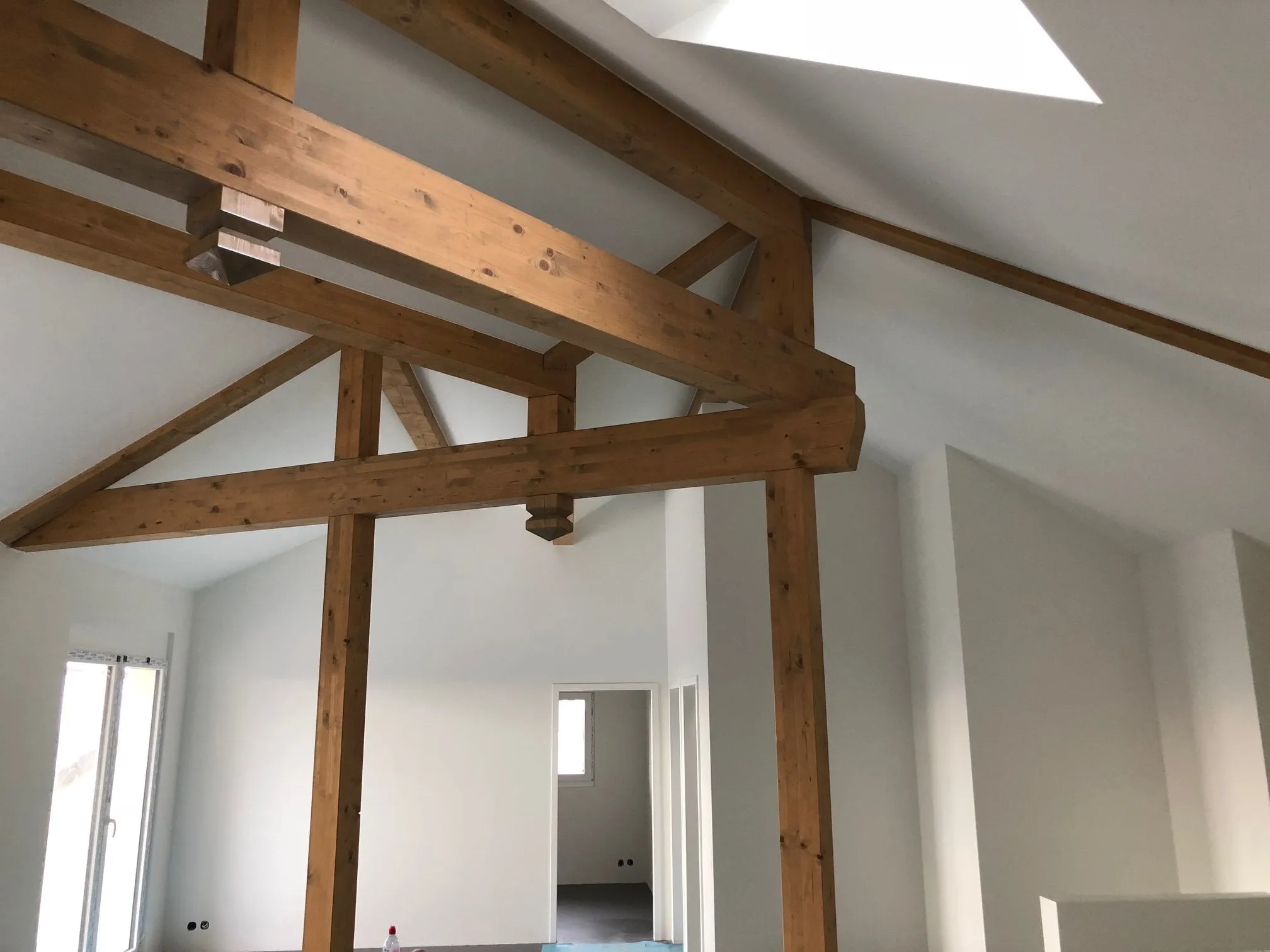Erhaltene Holzbalkenkonstruktion im neu ausgebauten Dachgeschoss.