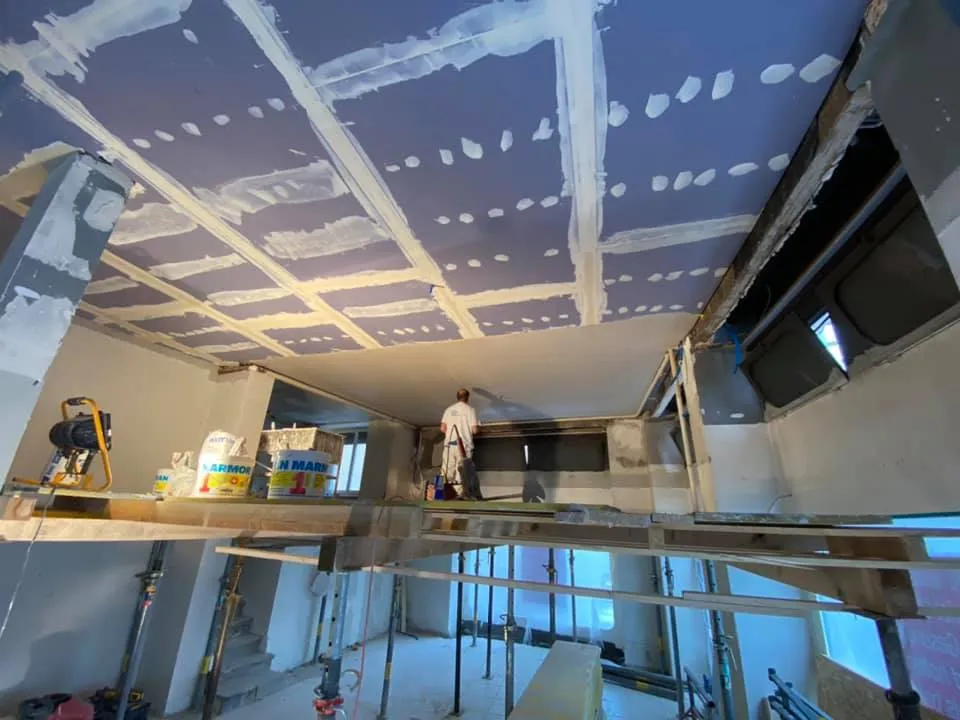 Gespachtelte Fugen und Schraubstellen an der neuen Gipsdecke.