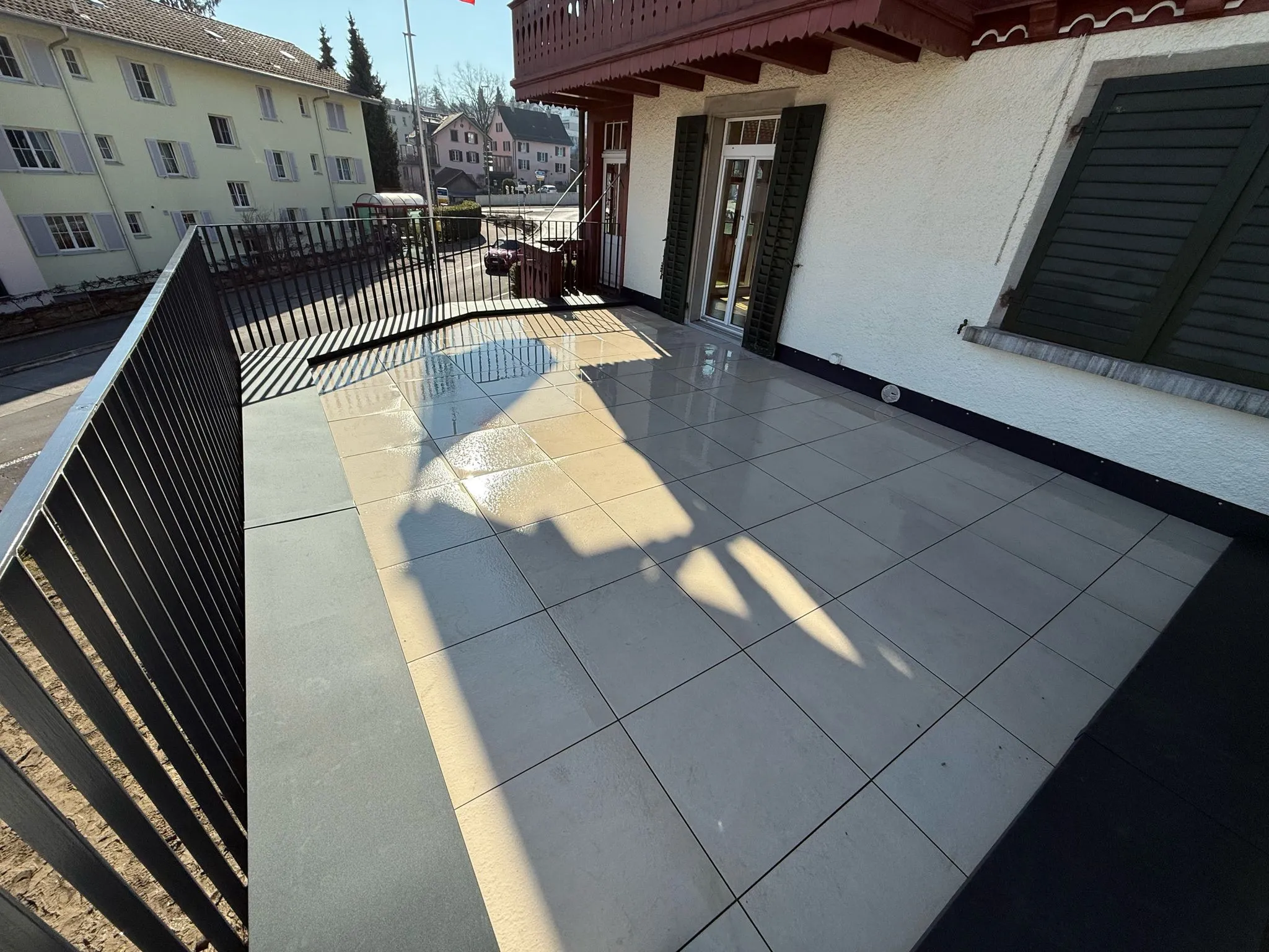 Neu belegte Terrasse auf dem Anbau mit grossformatigen Platten.