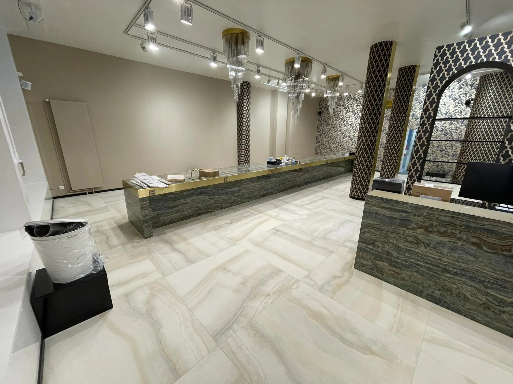 Empfang und Theke mit Steinoptik-Verkleidung im fertigen Salon.