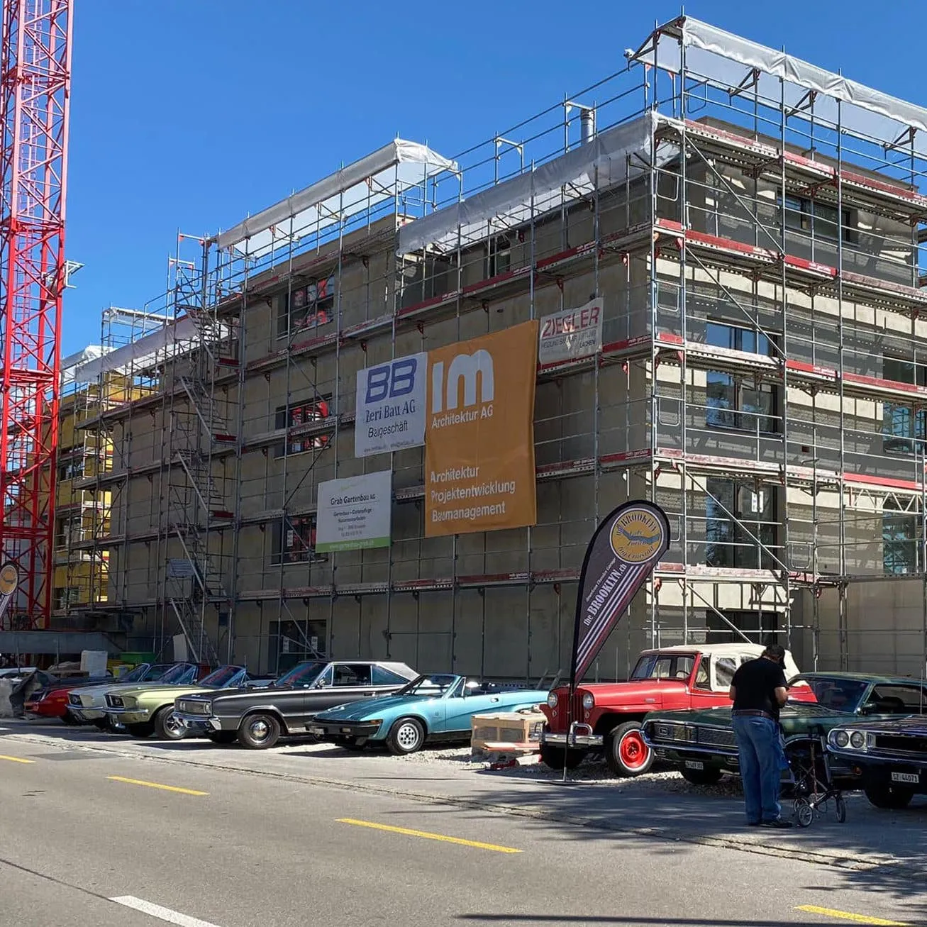 Eingerüsteter Neubau mit Baustellenbanner der Beri Bau AG