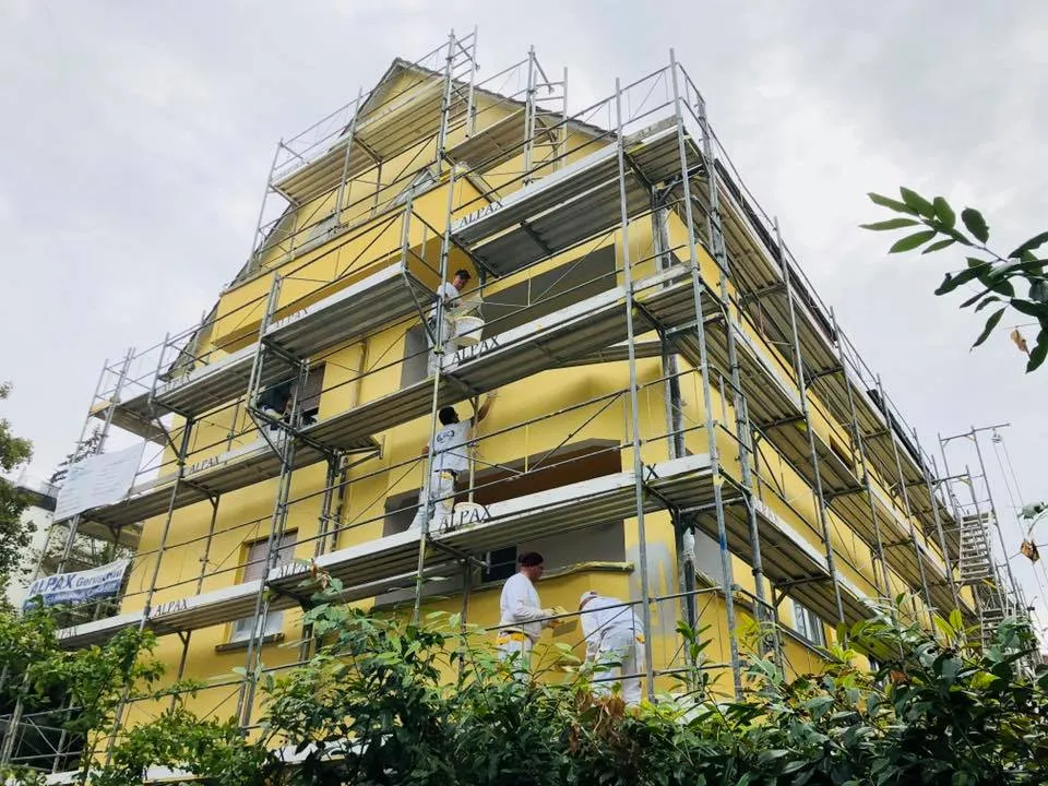 Eingerüstetes Mehrfamilienhaus während der Fassadensanierung
