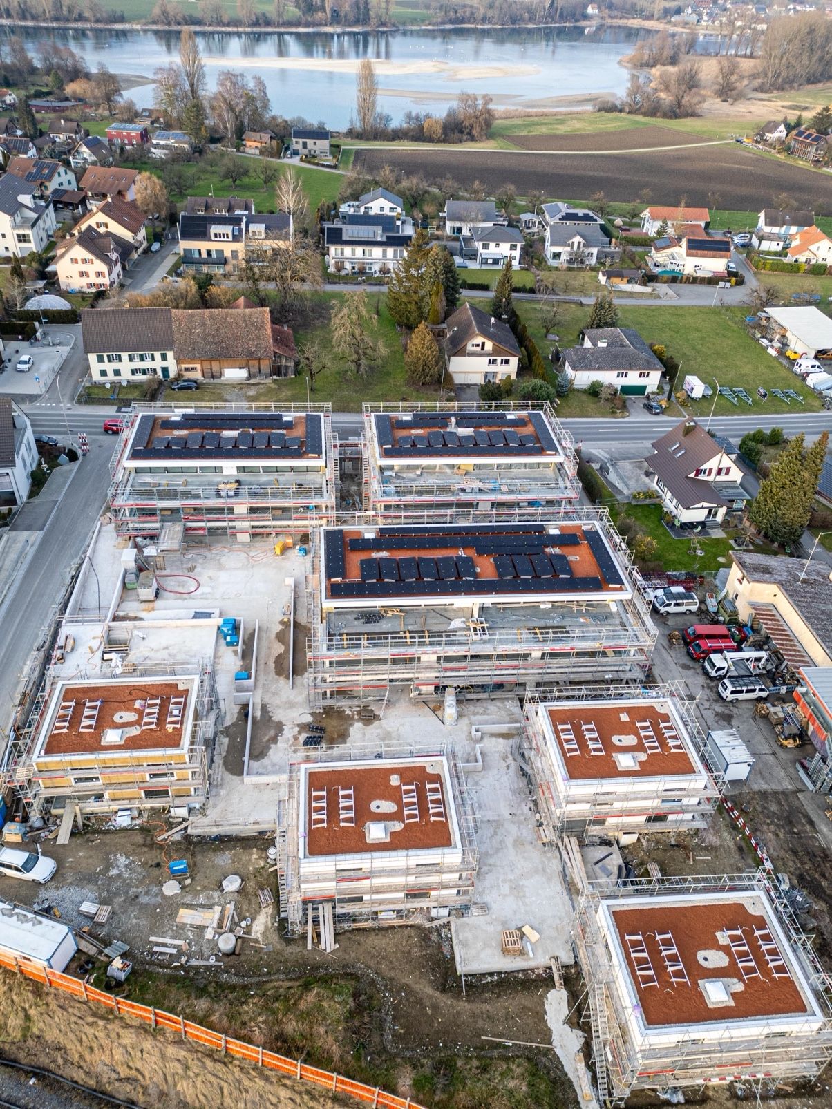 Luftaufnahme einer Grossbaustelle mit mehreren Wohnbauten