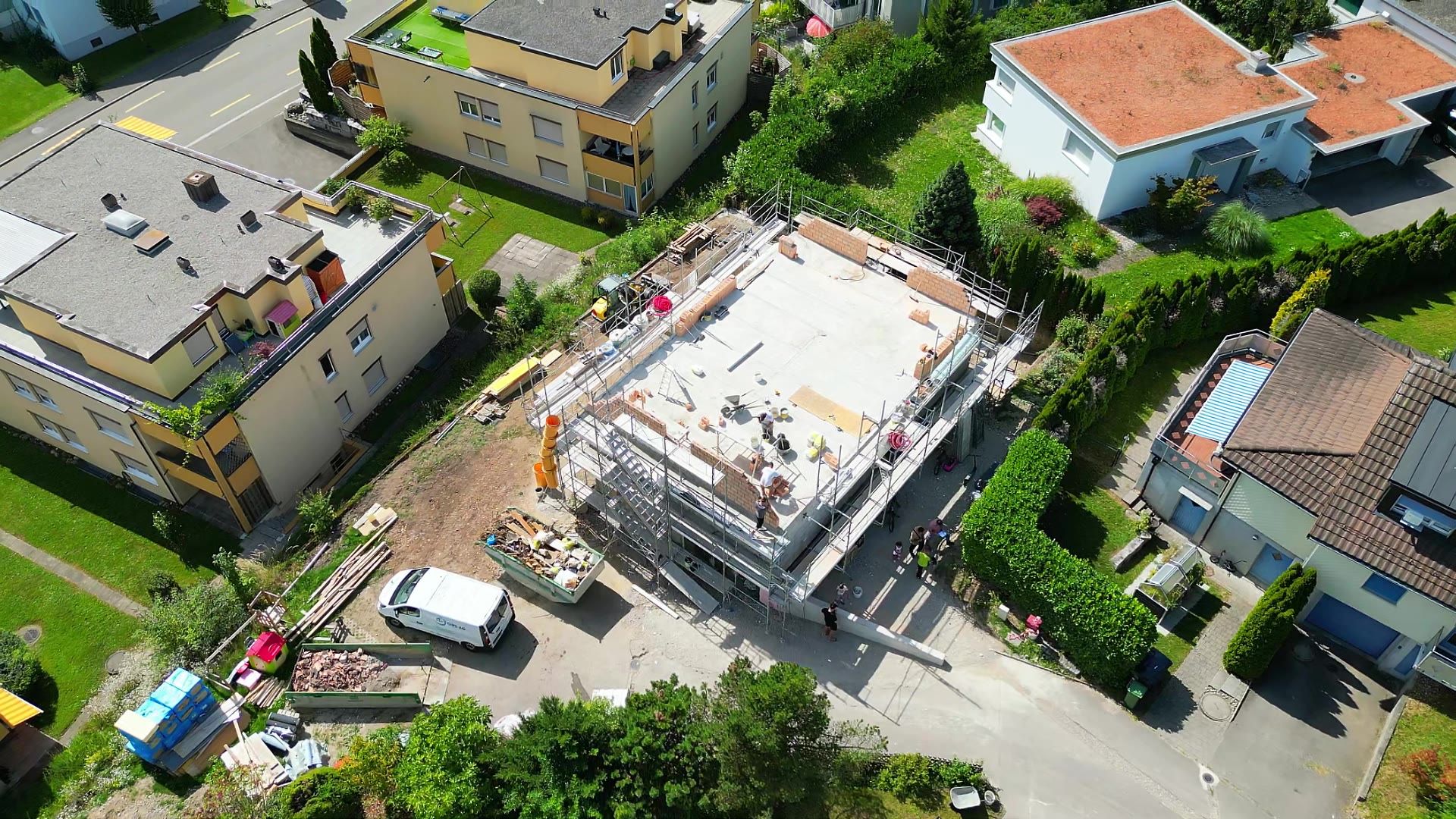 Drohnenaufnahme einer Baustelle der Beri Bau AG: Rohbau mit Gerüst in einem Wohnquartier