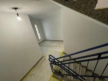 Abgedecktes Treppenhaus während der Malerarbeiten in Baden